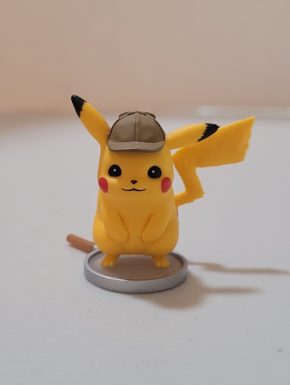 POKEMON Detective Pikachu Figure on Looking Glass 2019 Collectible